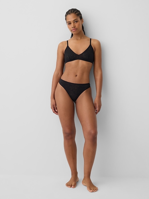 L'image numéro 4 présente Tanga en dentelle