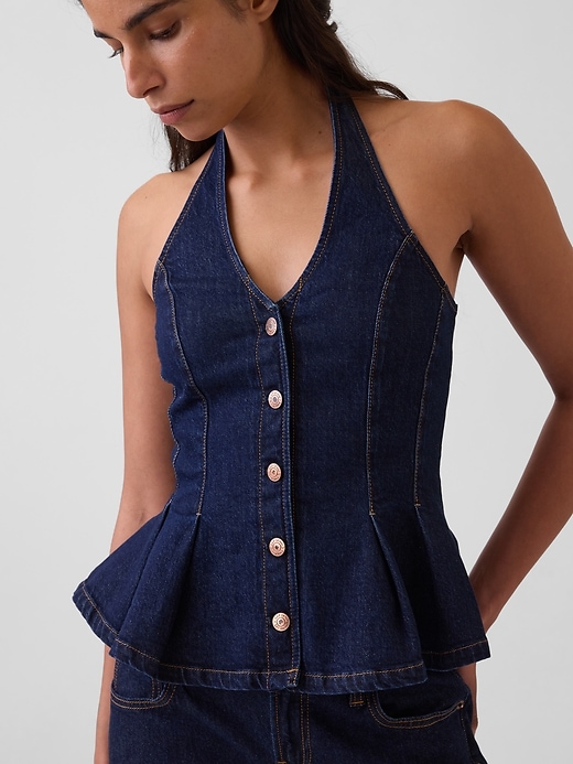 L'image numéro 4 présente Haut à basque ajusté en denim à encolure bain de soleil