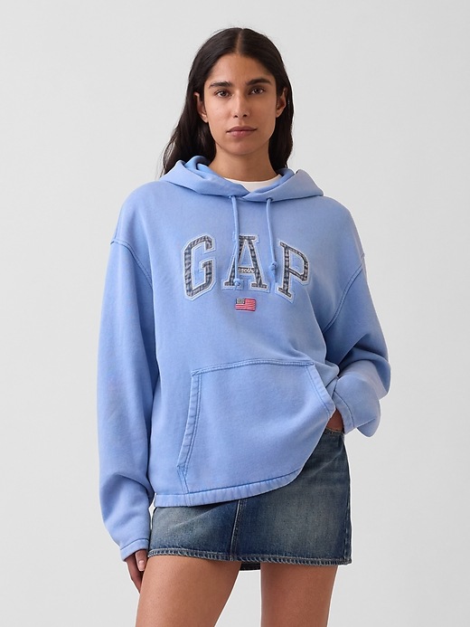 L'image numéro 5 présente Chandail à capuchon surdimensionné VintageDoux bleu, blanc et rouge à logo