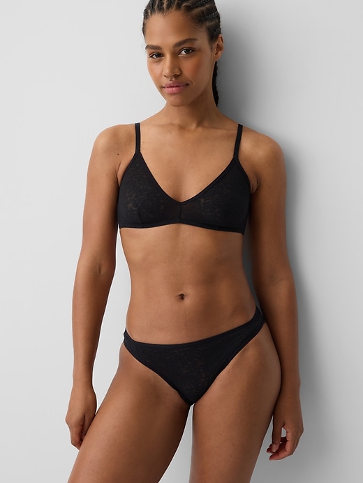 L'image numéro 1 présente Soutien-gorge seconde peau à décolleté plongeant en dentelle