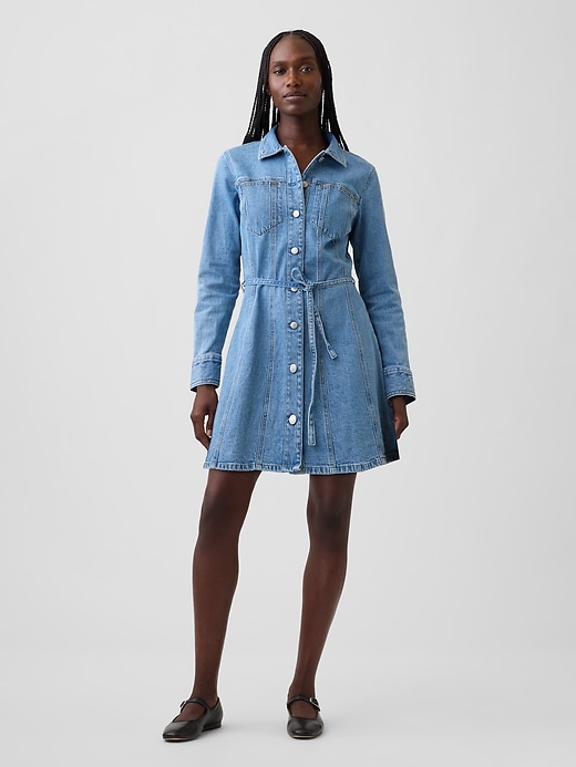 L'image numéro 1 présente Robe courte en denim boutonnée sur le devant