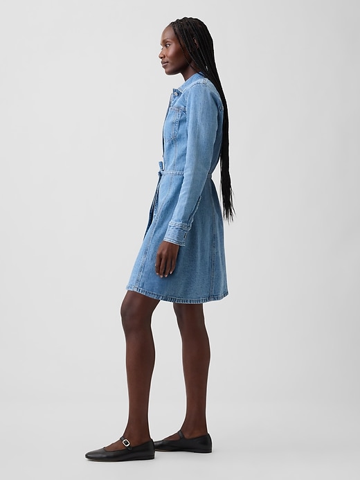 L'image numéro 3 présente Robe courte en denim boutonnée sur le devant
