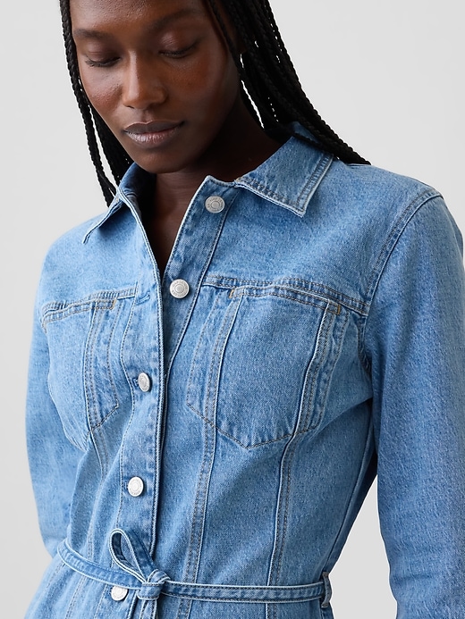 L'image numéro 4 présente Robe courte en denim boutonnée sur le devant