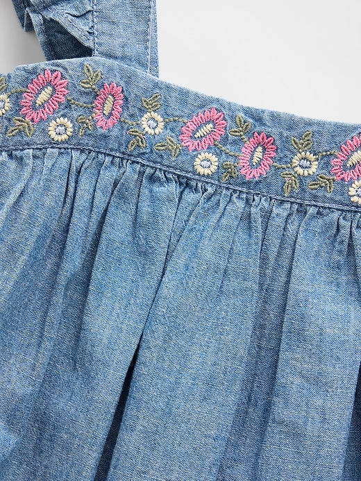 L'image numéro 4 présente Robe brodée en denim pour Bébé et Toute-petite
