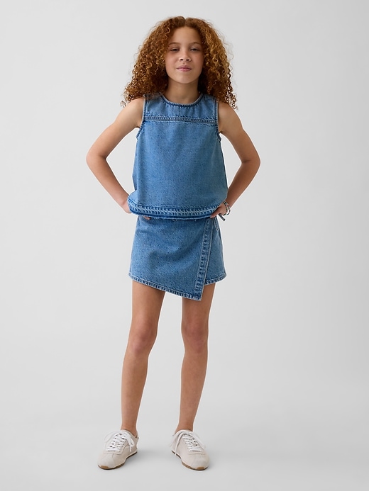 L'image numéro 1 présente Jupe-short portefeuille en denim pour Enfant