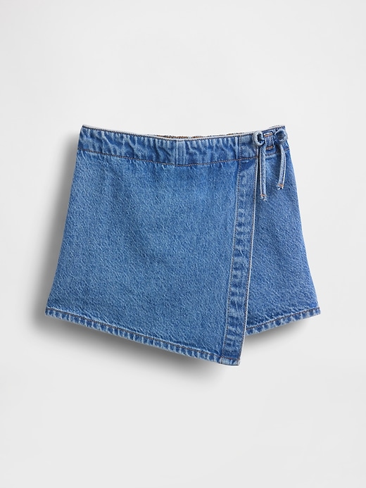 L'image numéro 2 présente Jupe-short portefeuille en denim pour Enfant