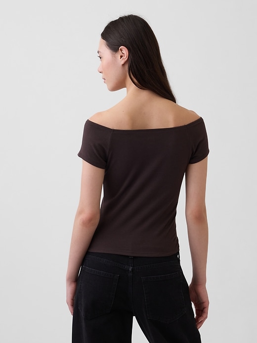 L'image numéro 3 présente T-shirt court moulant à épaules dénudées en jersey