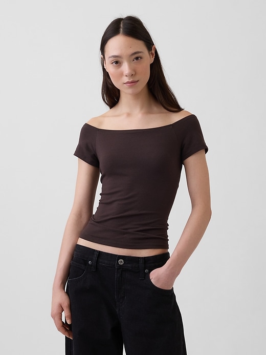 L'image numéro 1 présente T-shirt court moulant à épaules dénudées en jersey