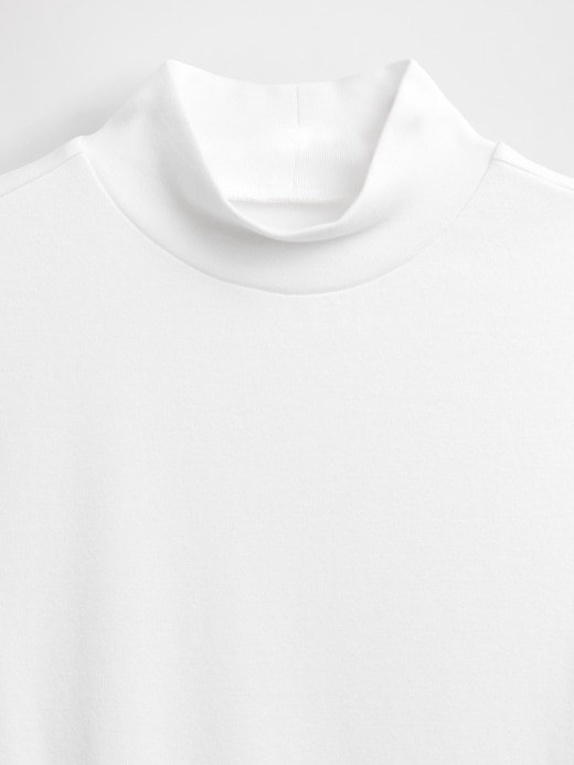 L'image numéro 4 présente Camisole moderne à col montant