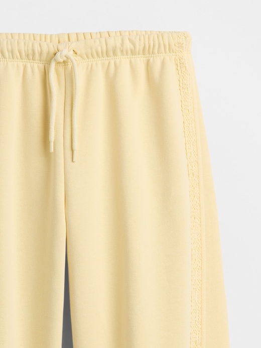 L'image numéro 5 présente Pantalon de jogging baril décontracté à bordure en dentelle VintageDoux pour Enfant