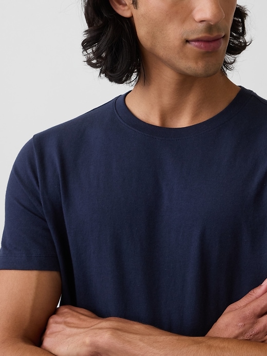 L'image numéro 4 présente T-shirt classique