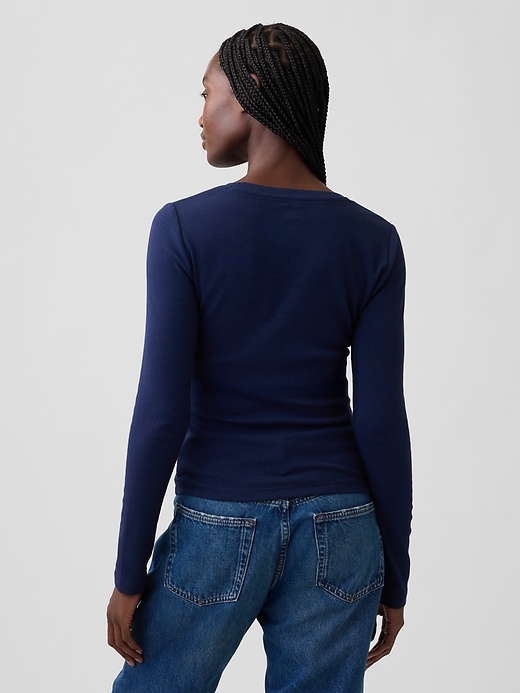 L'image numéro 2 présente T-shirt ras du cou moderne