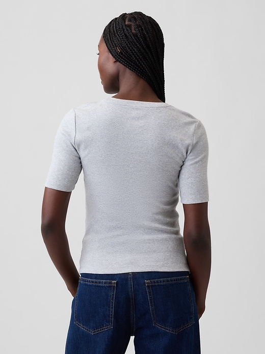 L'image numéro 2 présente T-shirt ras du cou moderne