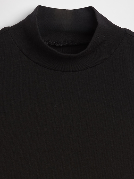 L'image numéro 4 présente Camisole moderne à col montant