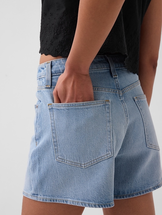 L'image numéro 6 présente Short droit décontracté à taille haute en denim, 9 cm