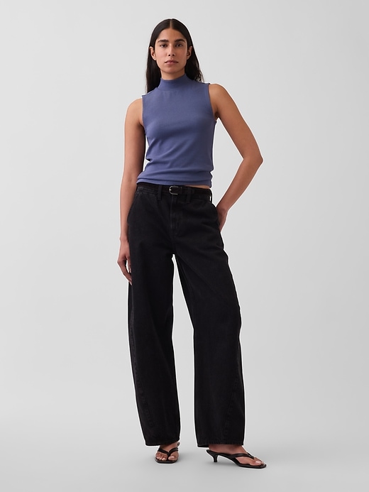 L'image numéro 2 présente Camisole moderne à col montant