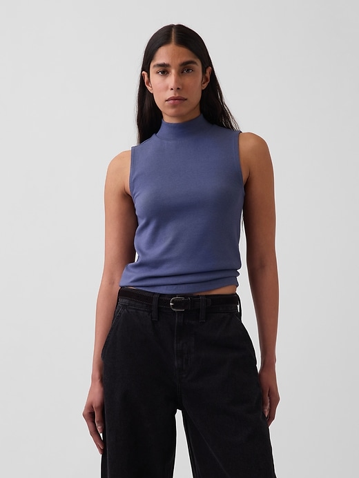 L'image numéro 1 présente Camisole moderne à col montant