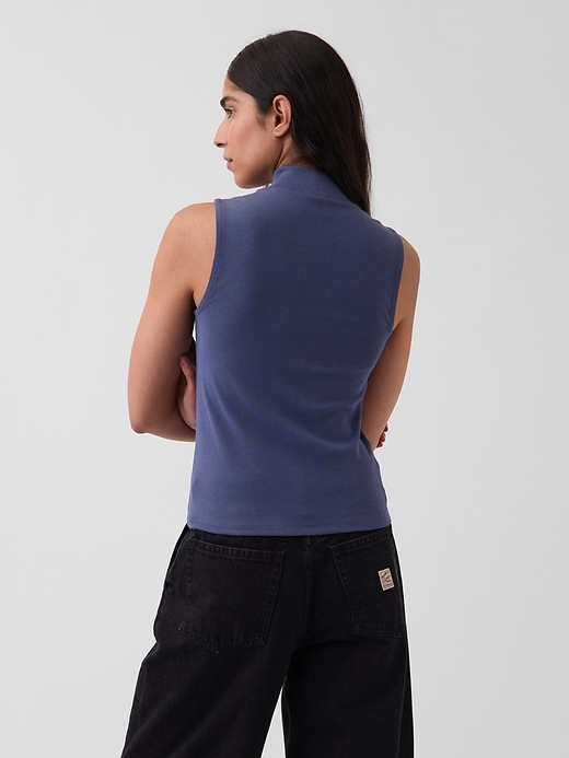 L'image numéro 3 présente Camisole moderne à col montant