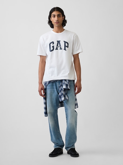 L'image numéro 2 présente T-shirt à logo Gap incurvé
