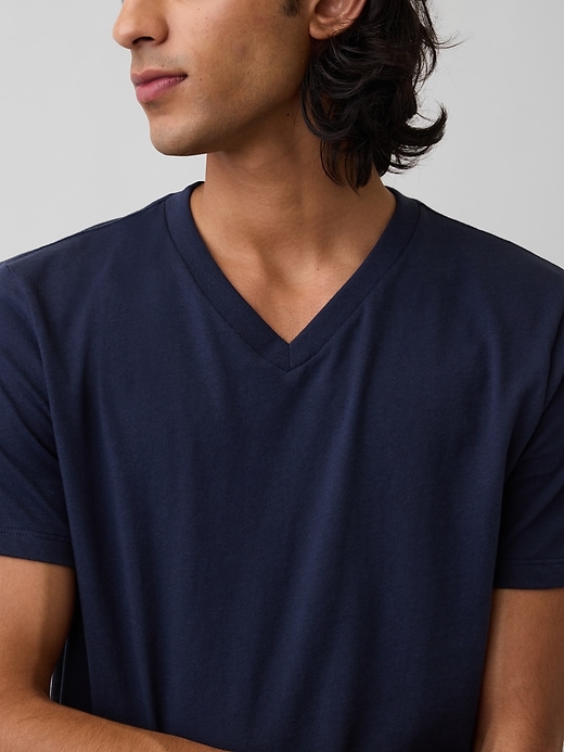 L'image numéro 4 présente T-shirt classique à col en V