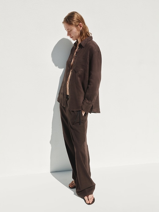 L'image numéro 8 présente Pantalon confort à jambe large en mélange de lin