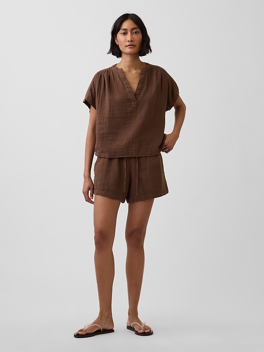 L'image numéro 1 présente Short confort en gaze de coton à taille mi-haute de 10 cm