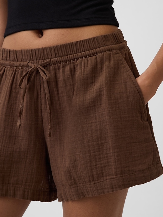 L'image numéro 5 présente Short confort en gaze de coton à taille mi-haute de 10 cm