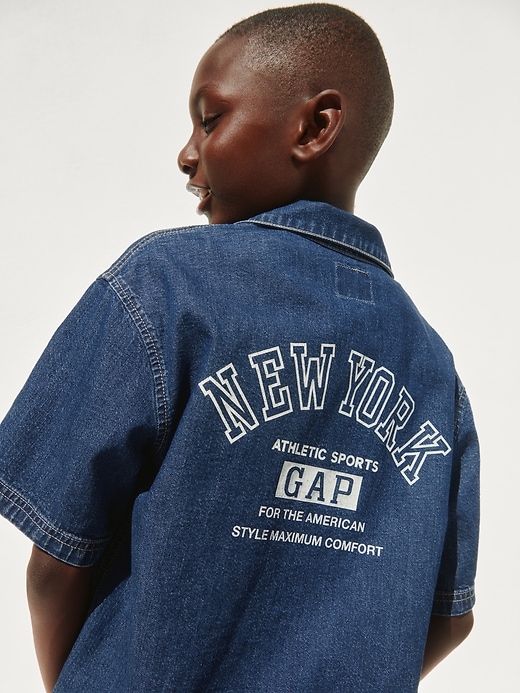 L'image numéro 6 présente Chemise décontractée en denim à logo New York pour Enfant