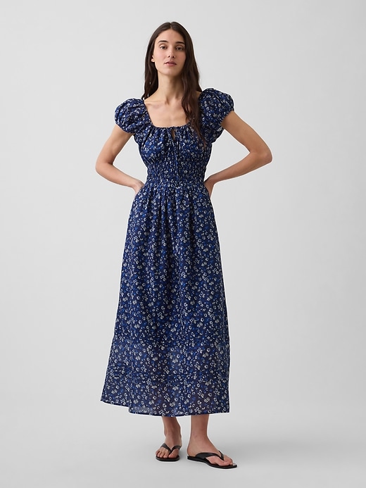 L'image numéro 1 présente Robe longue en voile à taille smockée