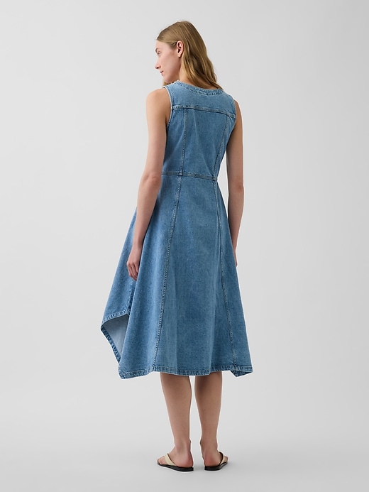 L'image numéro 2 présente Robe mi-longue en denim à ourlet mouchoir