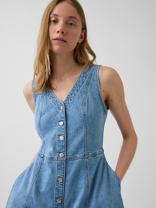 L'image numéro 4 présente Robe mi-longue en denim à ourlet mouchoir
