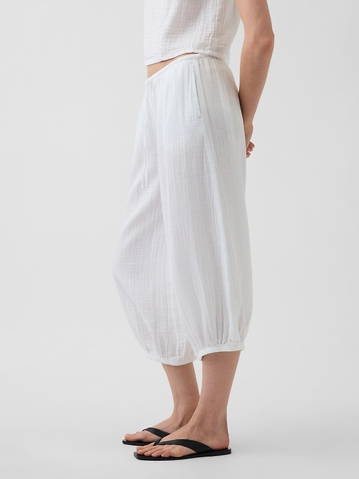 L'image numéro 3 présente Pantalon gaucho décontracté coupe baril en gaze de coton