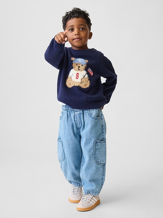 L'image numéro 1 présente Jean coupe baril à poche en forme de l’ourson Brannan et à taille extensible pour Bébé et Tout-petit