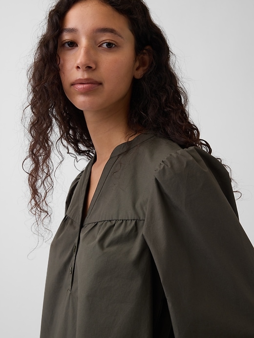 L'image numéro 4 présente Robe courte à encolure henley en popeline