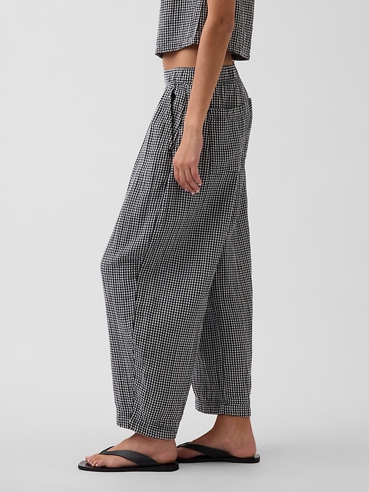 L'image numéro 3 présente Pantalon décontracté coupe baril en gaze de coton