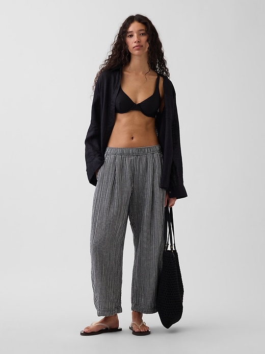 L'image numéro 6 présente Pantalon décontracté coupe baril en gaze de coton