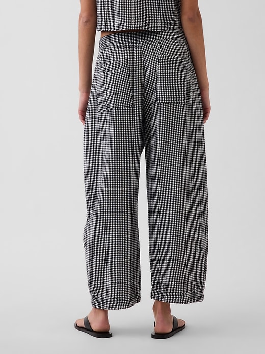 L'image numéro 4 présente Pantalon décontracté coupe baril en gaze de coton