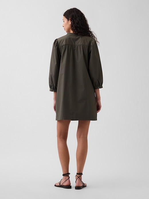 L'image numéro 2 présente Robe courte à encolure henley en popeline