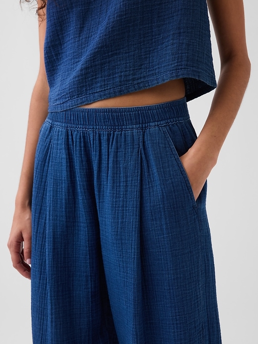 L'image numéro 7 présente Pantalon confort baril en denim de gaze de coton
