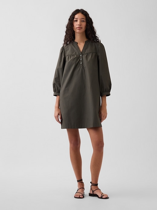 L'image numéro 1 présente Robe courte à encolure henley en popeline