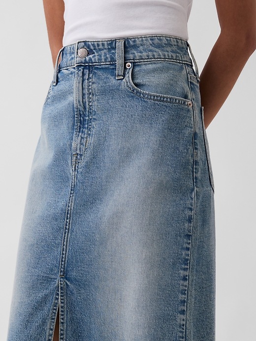 L'image numéro 4 présente Jupe droite mi-longue à taille haute en denim