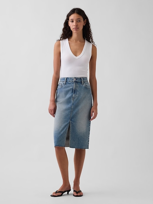 L'image numéro 1 présente Jupe droite mi-longue à taille haute en denim