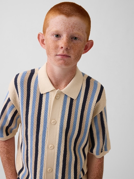 L'image numéro 1 présente Chemise en tricot crocheté à rayures pour Enfant