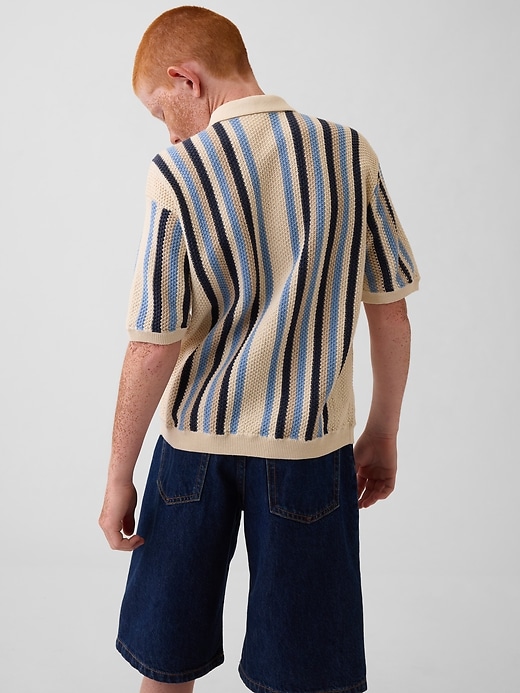 L'image numéro 3 présente Chemise en tricot crocheté à rayures pour Enfant