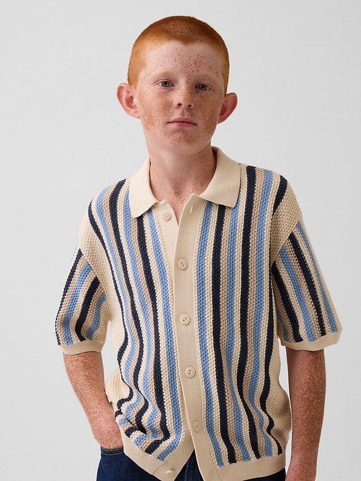 L'image numéro 4 présente Chemise en tricot crocheté à rayures pour Enfant