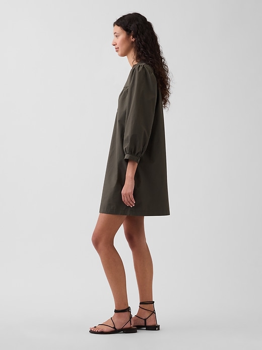 L'image numéro 3 présente Robe courte à encolure henley en popeline
