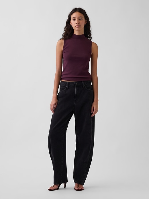 L'image numéro 2 présente Camisole moderne à col montant