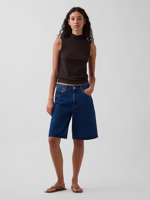 L'image numéro 2 présente Camisole moderne à col montant