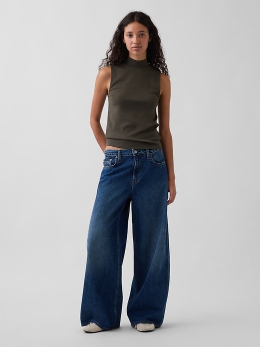 L'image numéro 2 présente Camisole moderne à col montant