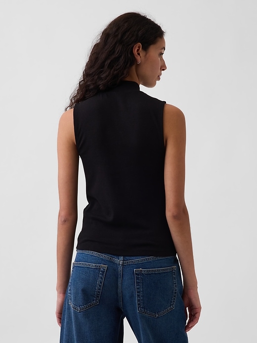 L'image numéro 3 présente Camisole moderne à col montant